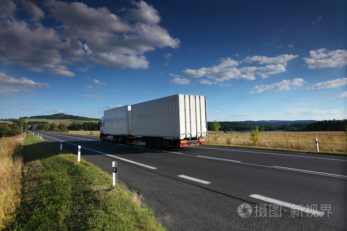 公路上的經濟動脈 中國道路貨物運輸的現狀與變革