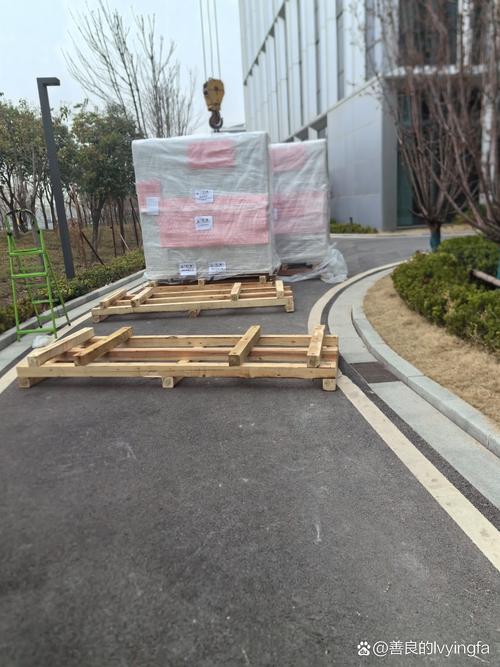 本公司是一家匯集移位,起重,吊裝,安裝,設備搬運,工廠搬遷,貨物運輸為