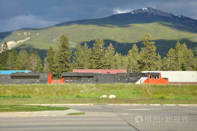 red truck and trailer傳送 進口 美國 工廠 物流 芝加哥 貨物 轉移
